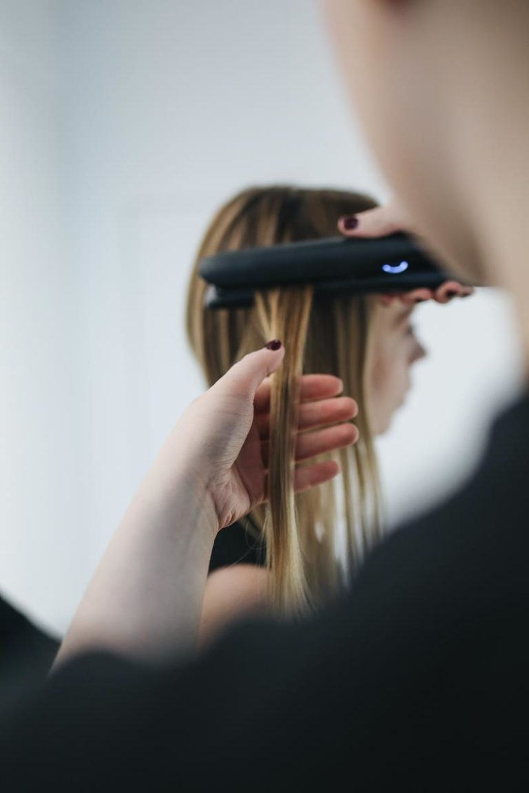 Keratynowa metoda przedłużania włosów – najważniejsze informacje